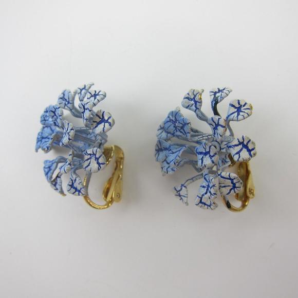 Vintage Clip on Earrings Blue & White Coral Flower Gold tone back Estate Jewelry - Picture 8 of 12